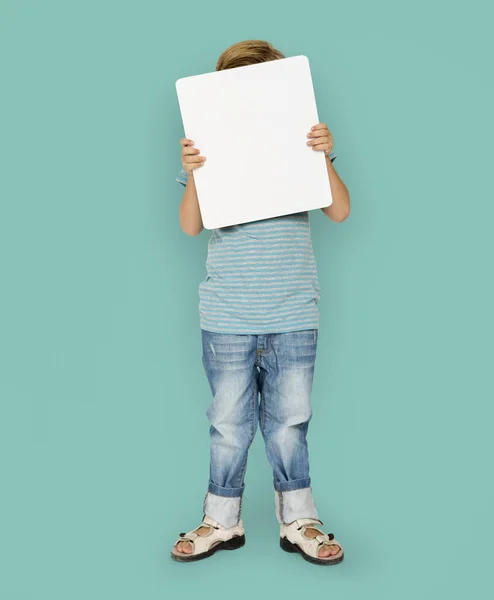 Αγόρι που καλύπτουν το πρόσωπο με κενό πλακάτ — Φωτογραφία Αρχείου