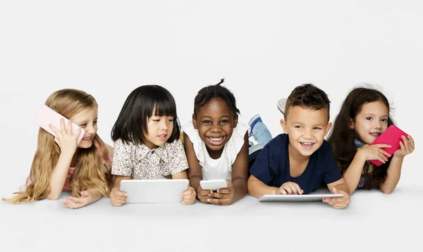 Kinderen met behulp van digitale apparaten — Stockfoto