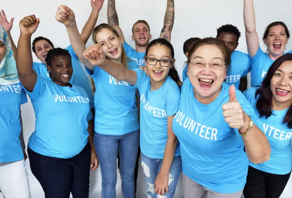 Voluntarios con manos levantadas — Foto de Stock