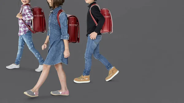 Enfants marchant avec des sacs à dos — Photo