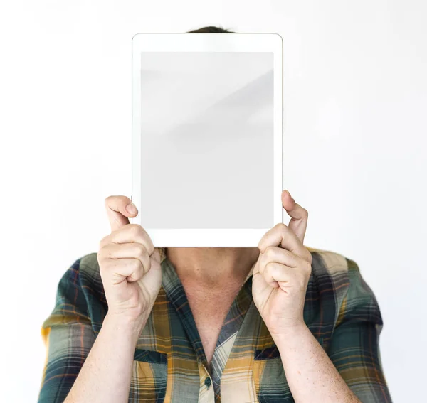 Pessoa segurando tablet digital . — Fotografia de Stock