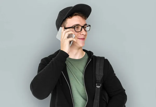 Tiener jongen is op een telefoon — Stockfoto