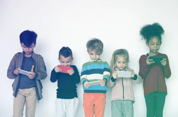 Niños usando teléfonos móviles — Foto de Stock