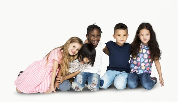 Bambini seduti sul pavimento insieme — Foto Stock