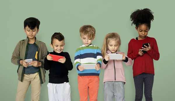 Niños jugando teléfonos inteligentes — Foto de Stock