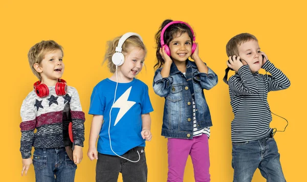 Fröhliche Kinder hören Musik — Stockfoto