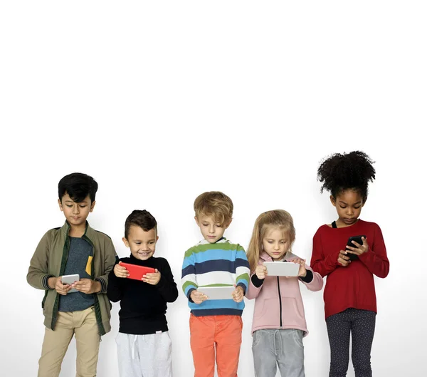 Cep telefonunu kullanarak çocuklar — Stok fotoğraf
