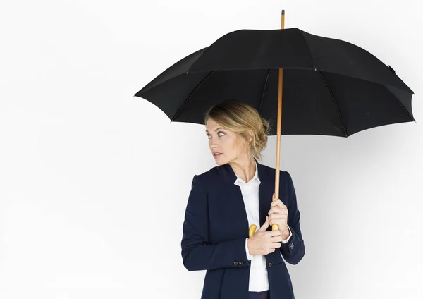 Mujer de negocios sosteniendo paraguas — Foto de Stock