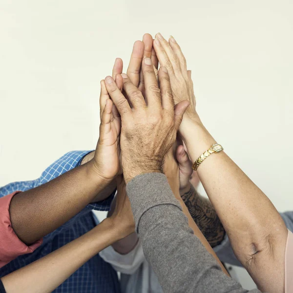 Mensen die high five geven — Stockfoto