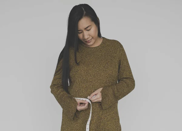 Mujer midiendo cintura — Foto de Stock