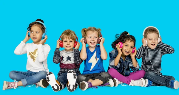 Niños escuchando música —  Fotos de Stock