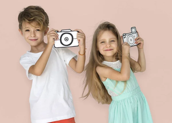 Děti s fotografii s Papercraft fotoaparáty — Stock fotografie