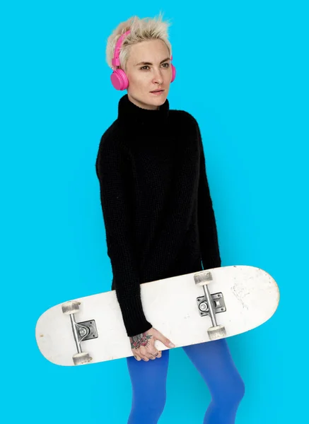 Donna che tiene Skateboard — Foto Stock