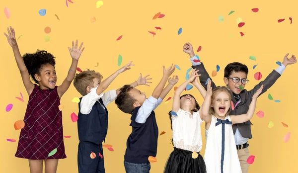 Niños celebrando con confeti — Foto de Stock