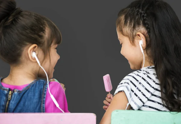 Duas meninas ouvindo música — Fotografia de Stock