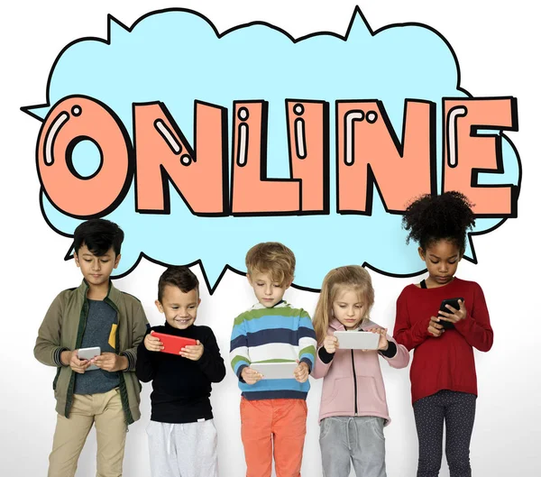 Çocuk akıllı telefonlar kullanarak