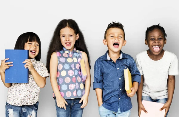 Enfants multiethniques souriants — Photo