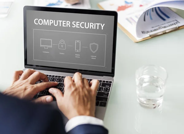 Homem de negócios trabalhando com laptop — Fotografia de Stock