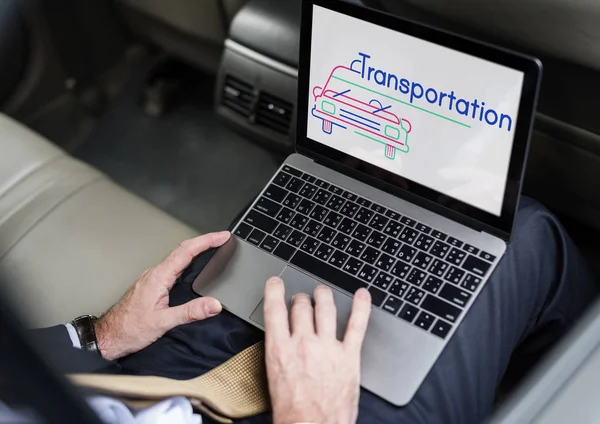 Ondernemer met laptop in de auto — Stockfoto