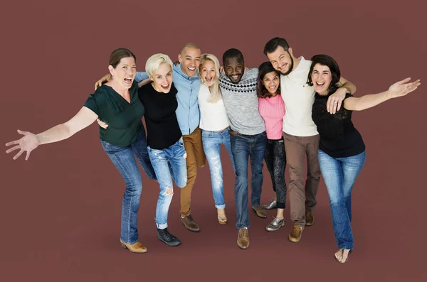 Diversidade feliz pessoas abraçando — Fotografia de Stock