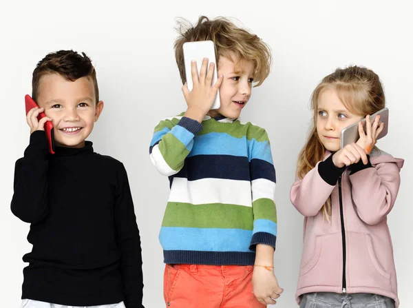 akıllı telefonlar kullanan arkadaşlar