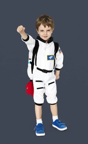 Jetpack で宇宙飛行士の衣装を着た少年 — ストック写真