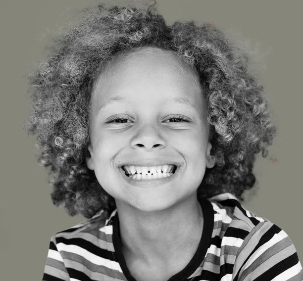Afro-amerikai fiú mosolyogva — Stock Fotó