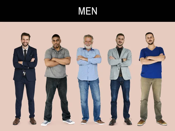 Män som stod med korsade armar — Stockfoto