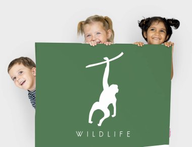 Çocuk afişini saklanıyor