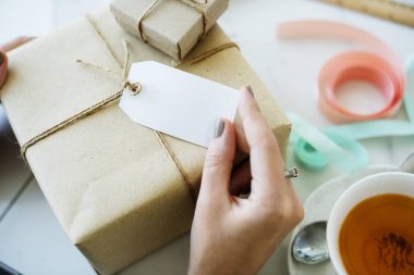 hediye kutusu ile kartı holding eller