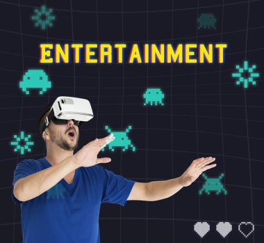 Adam visualiaing gerçeklik Gadget'ı kullanma 