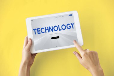 kişi holding dijital tablet