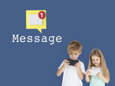 Çocuk akıllı telefonlar kullanarak