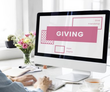 kadının ellerini klavyeden yazarak