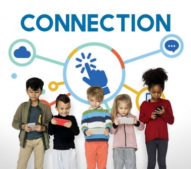 Çocuk akıllı telefonlar kullanarak