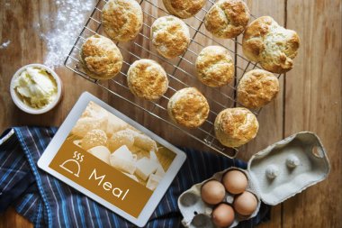 mutfak masasının üzerinde dijital tablet