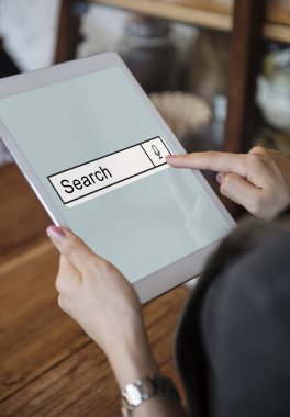 Dijital tablet kullanan kişi 