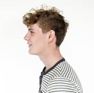 Gülümseyen genç adam 