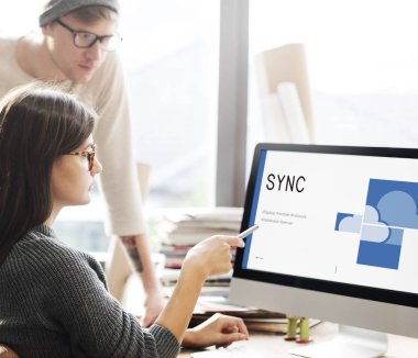 bilgisayar ekranında arayan kişi