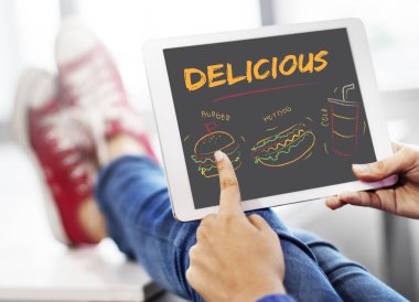 kişi holding dijital tablet