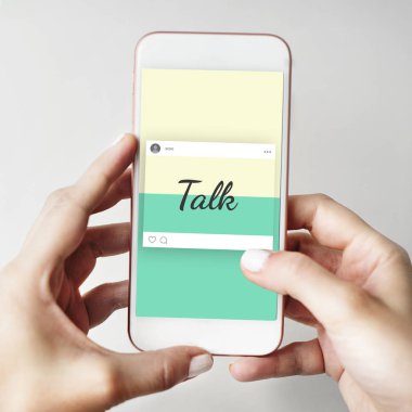 İnsan eli akıllı telefonu tutar