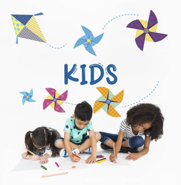 kağıtlara çizim çocuklar