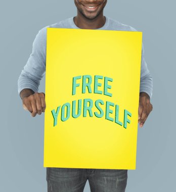 Afrika adam grafik afiş tutarak 