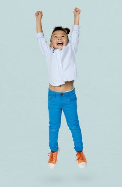 küçük çocuk atlama