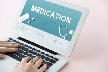 Dizüstü bilgisayarda yazan kadın klavyesi