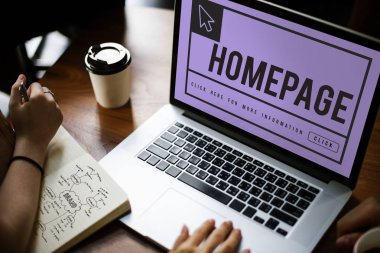 masada dizüstü bilgisayar kullanan kişiler