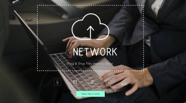 Arabaya dizüstü kullanarak işadamı