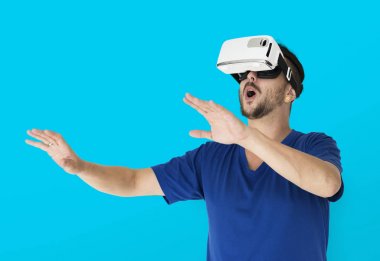 Adam visualiaing gerçeklik Gadget'ı kullanma