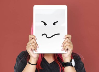 Dijital tablet ile yüz kapsayan kişi