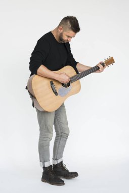 gitar ile yakışıklı adam